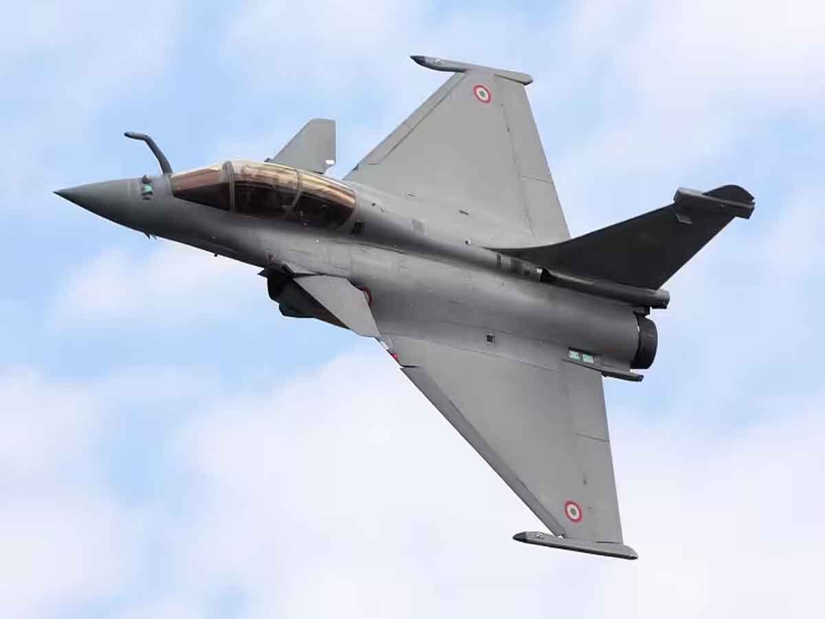 India-France Rafale Deal: चीन से मुकाबले के लिए इंडियन नेवी को मिलेंगे 26 राफेल जेट, 50,000 करोड़ रुपये से अधिक की होगी डील