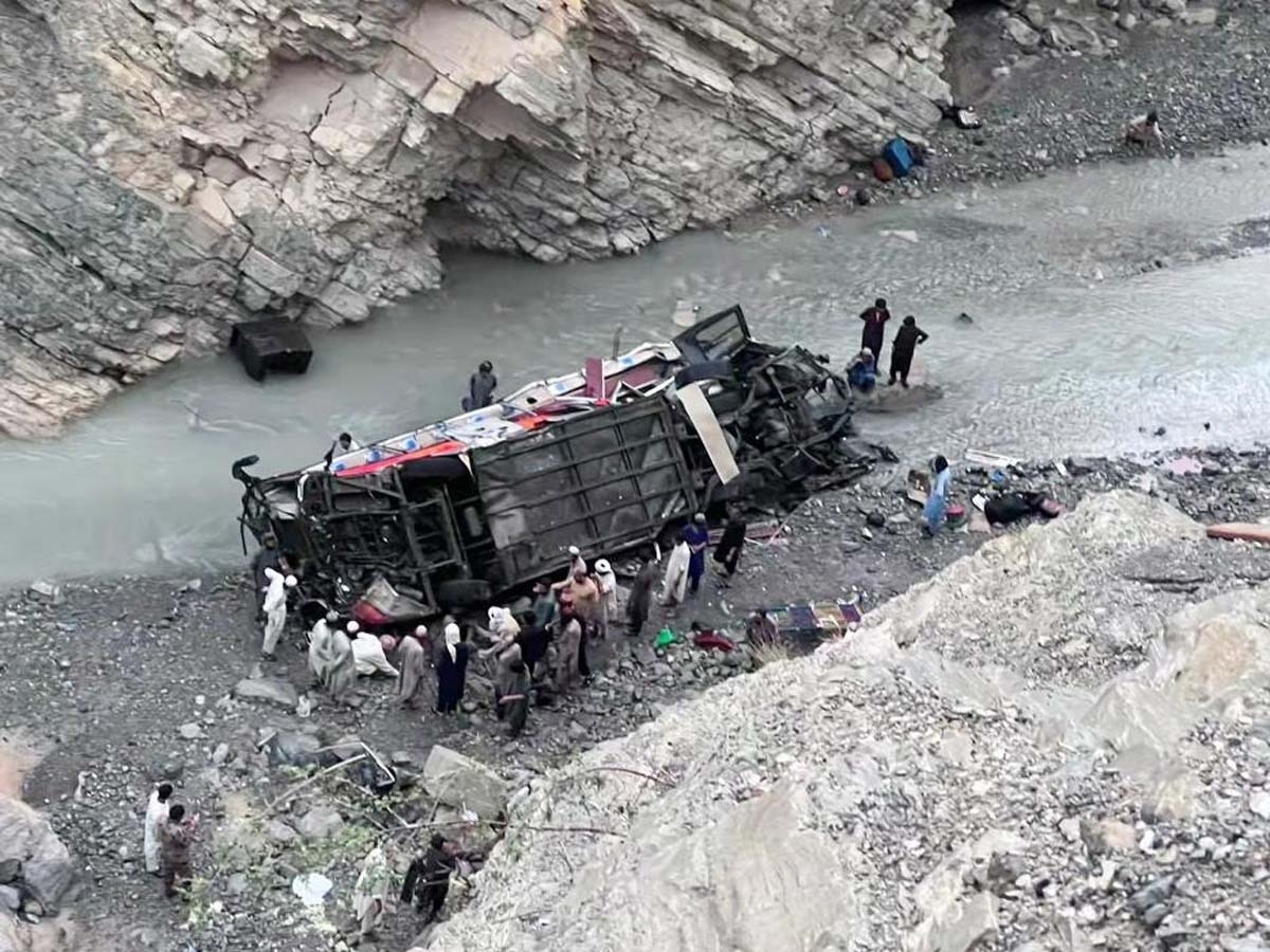 Pakistan Bus Accident: पाकिस्तान में बस के खड्ड में गिरने से 28 लोगों की मौत 
