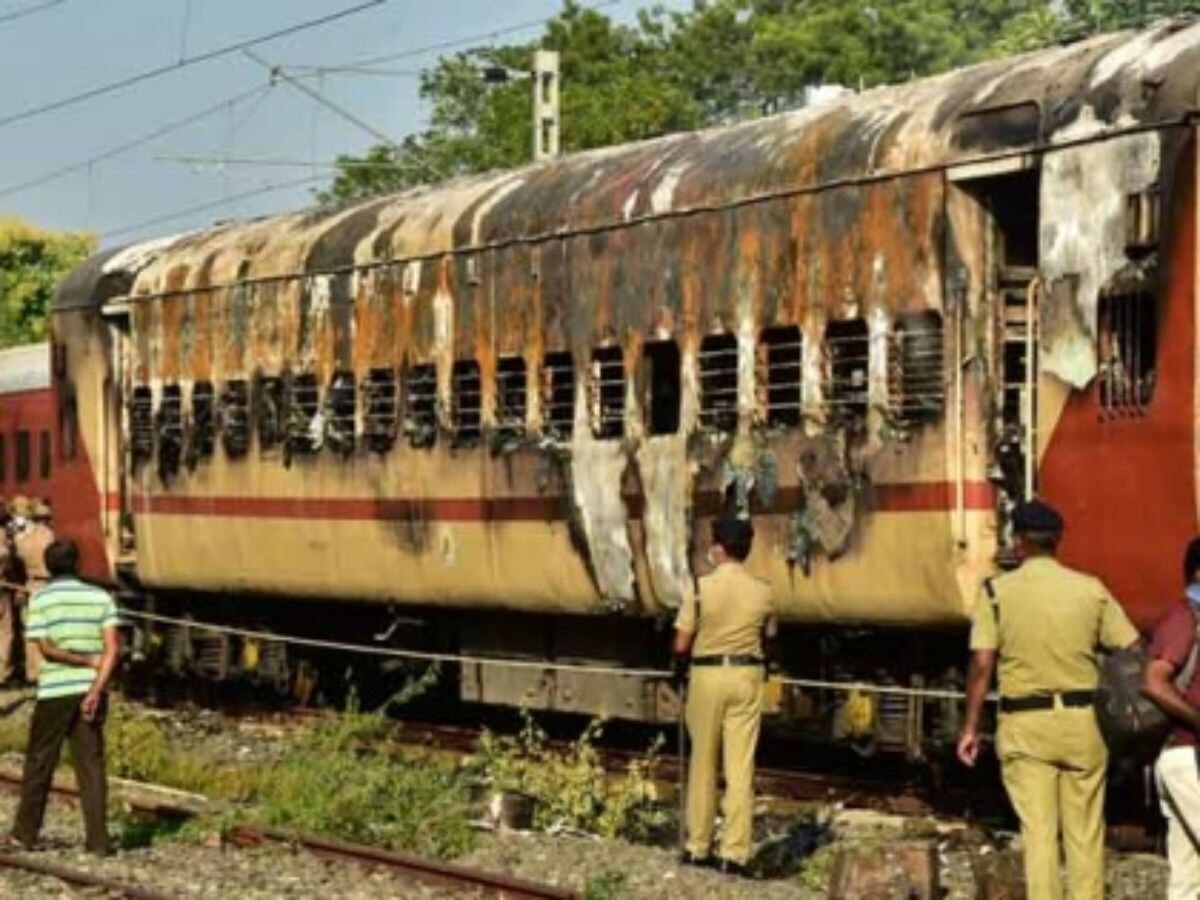 kaushambi Train Fire : गोरखपुर से कानपुर जा रही ट्रेन में लगी आग, जान बचाने को कोच से कूदकर भागे रेलयात्री 