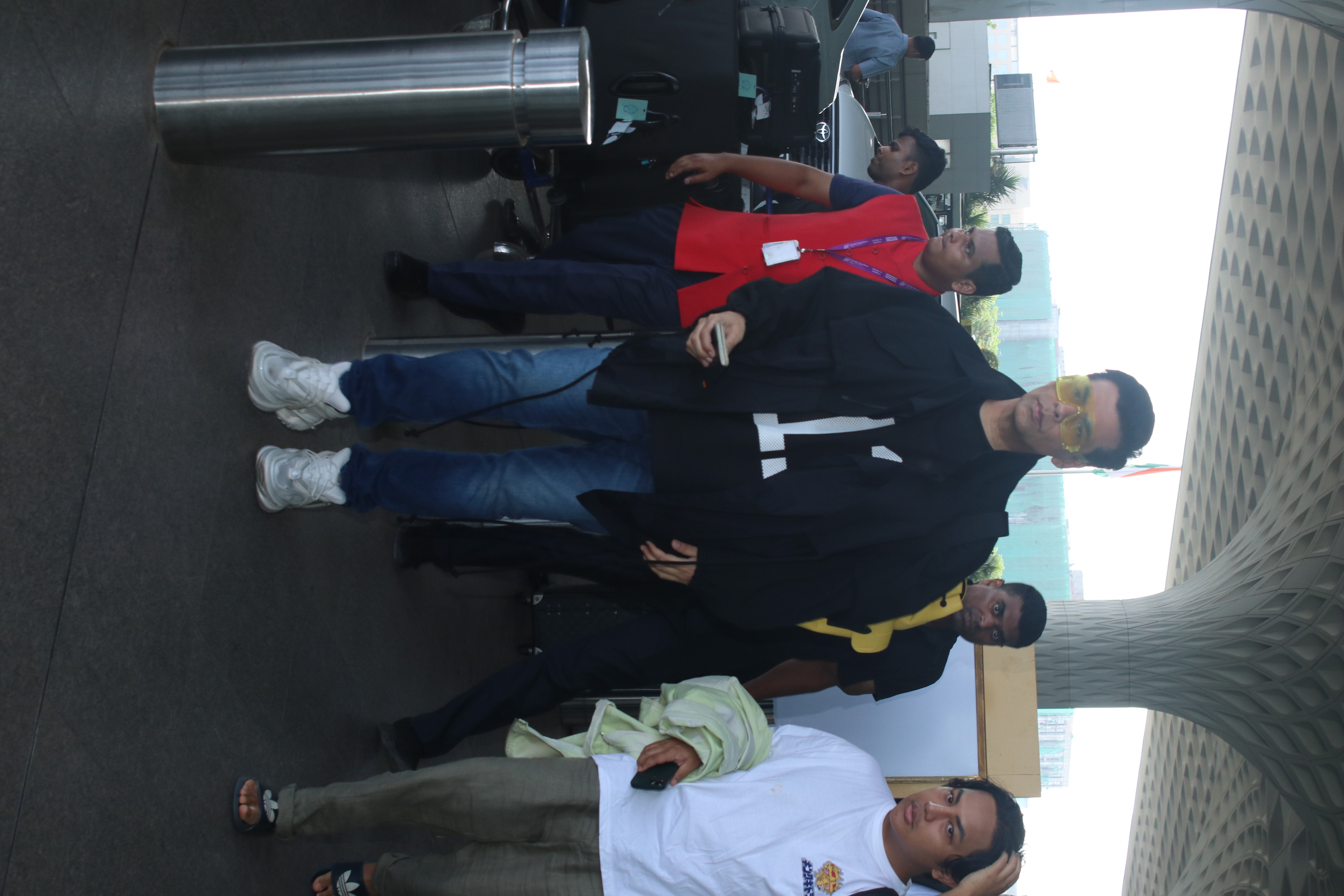 करण जौहर भी चले इटली