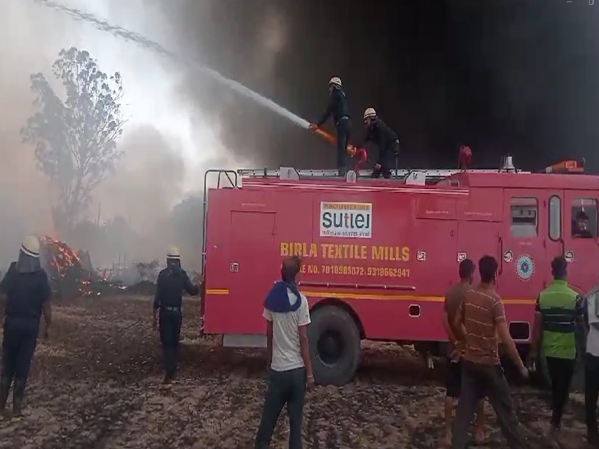 Fire News: स्क्रैप गोदाम में लगी भीषण आग के बीच स्टील बर्ड उद्योग एक बार फिर बना मसीहा 