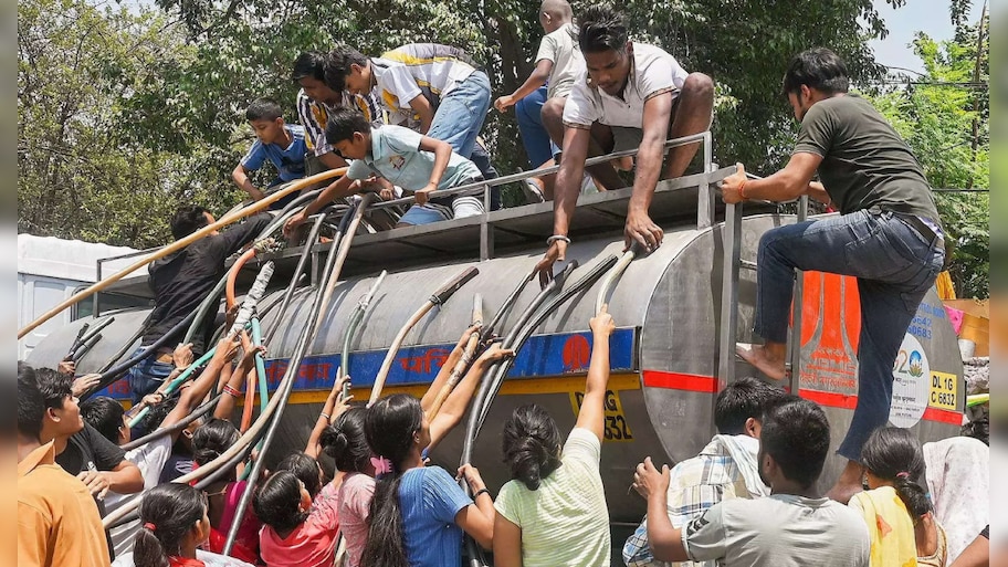 Water Crisis in Delhi: दिल्ली में पानी बर्बाद किया तो खैर नहीं; लगेगा इतने रुपए का जुर्माना