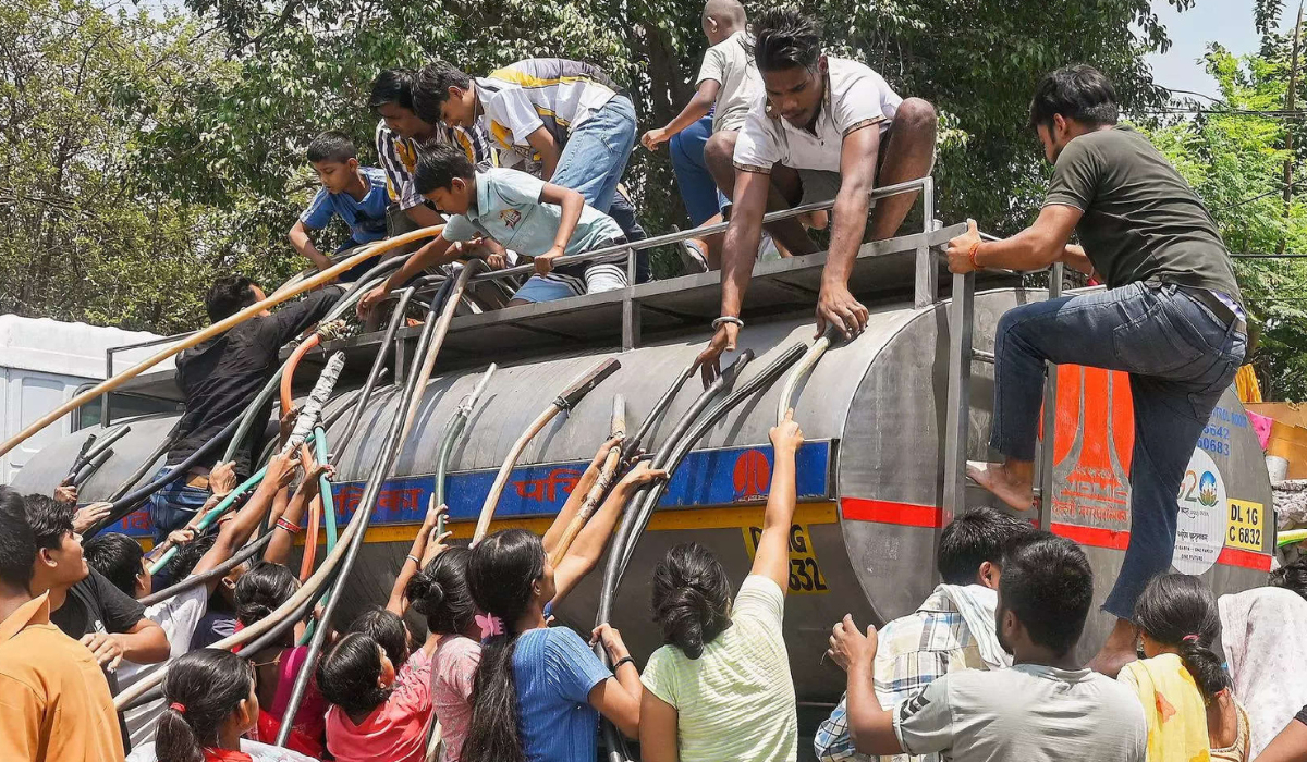 Water Crisis in Delhi: दिल्ली में पानी बर्बाद किया तो खैर नहीं; लगेगा इतने रुपए का जुर्माना Water Crisis in Delhi: दिल्ली में पानी बर्बाद किया तो खैर नहीं; लगेगा इतने रुपए का जुर्माना