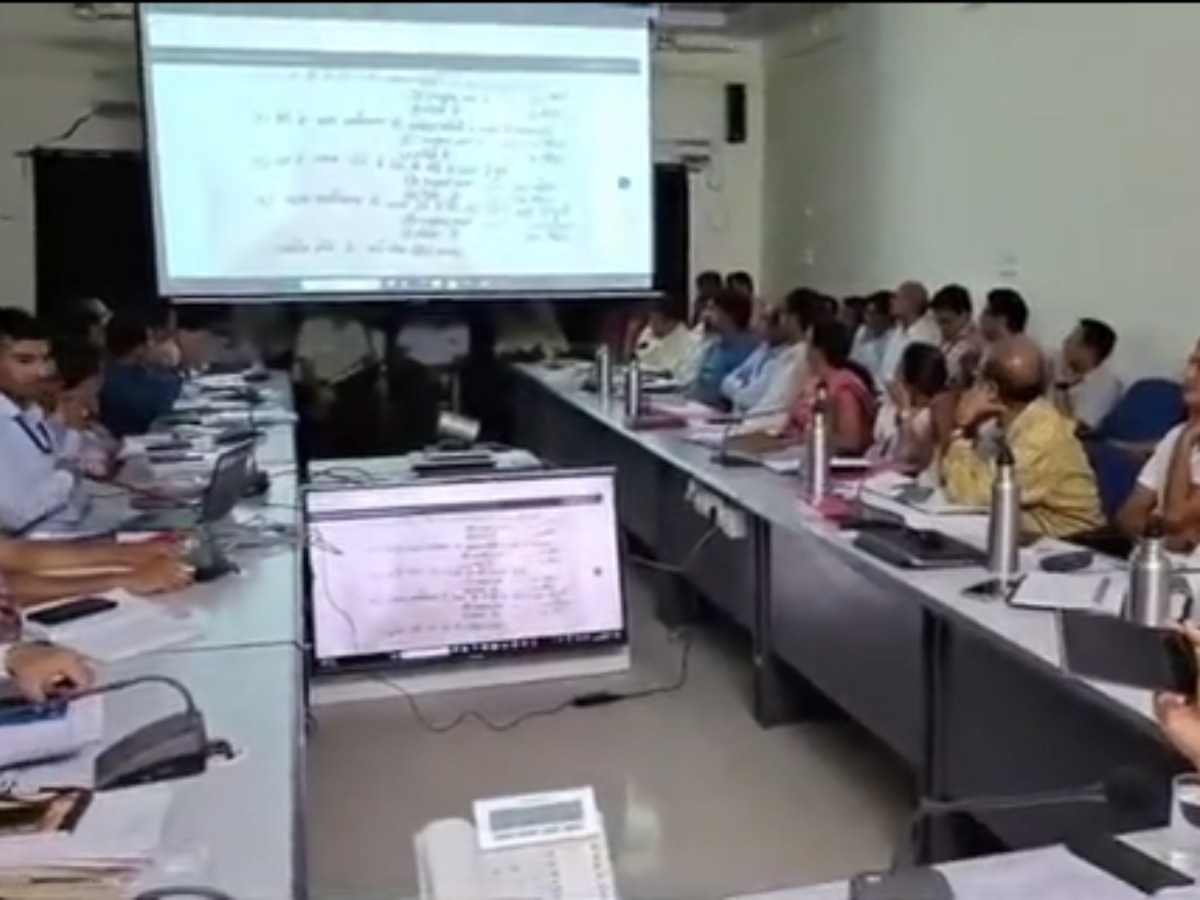 Jhunjhunu News: प्रभारी सचिव डॉ. समित शर्मा ने कलेक्ट्रेट पर अधिकारियों की ली बैठक, जिला आबकारी अधिकारी को मिलेगी चार्जशीट