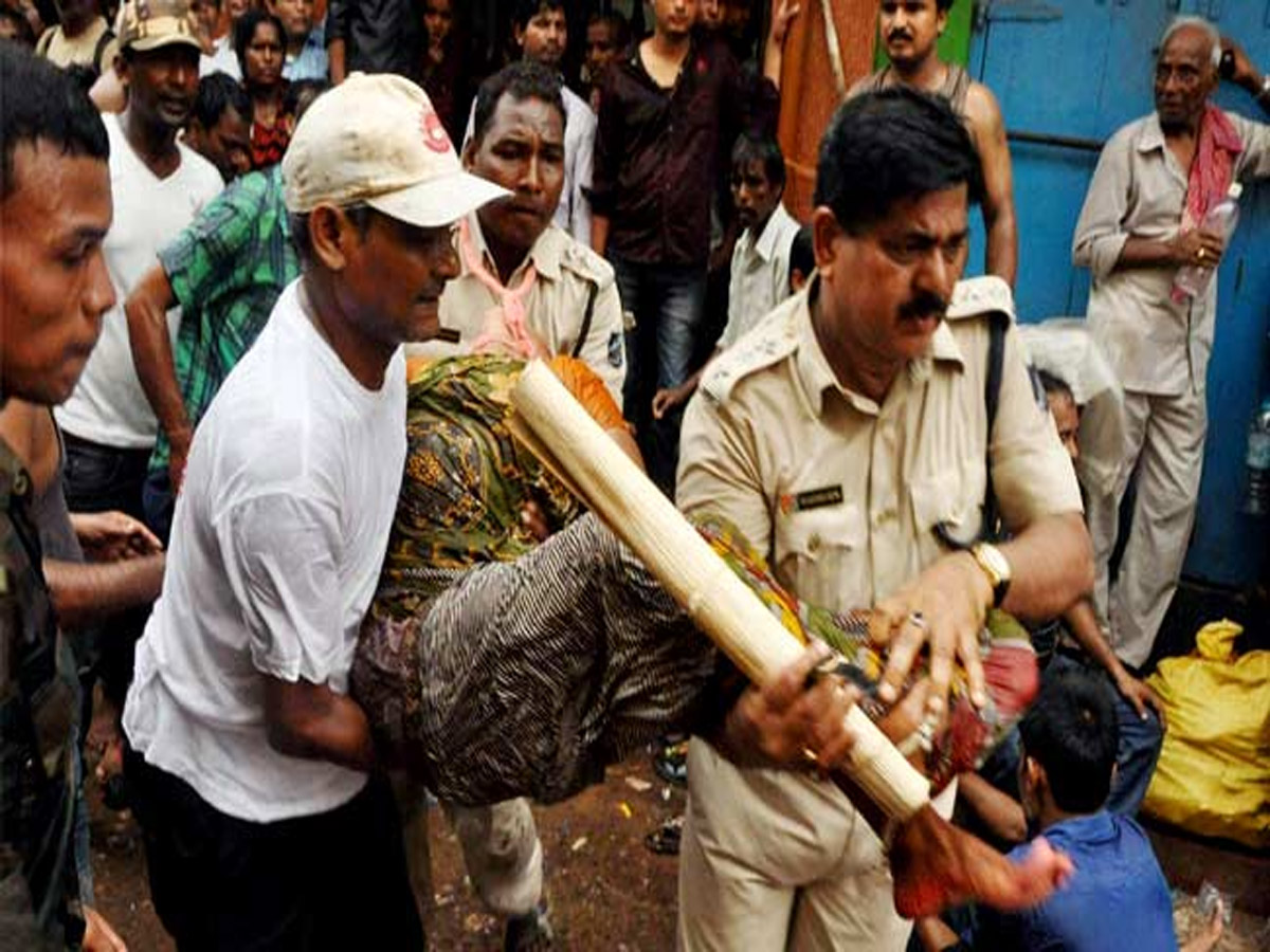 Jagannath Chandan Yatra में बड़ा हादसा, पटाखे फटने से 20 लोग झुलसे, कई की हालत गंभीर Jagannath Chandan Yatra में बड़ा हादसा, पटाखे फटने से 20 लोग झुलसे, कई की हालत गंभीर
