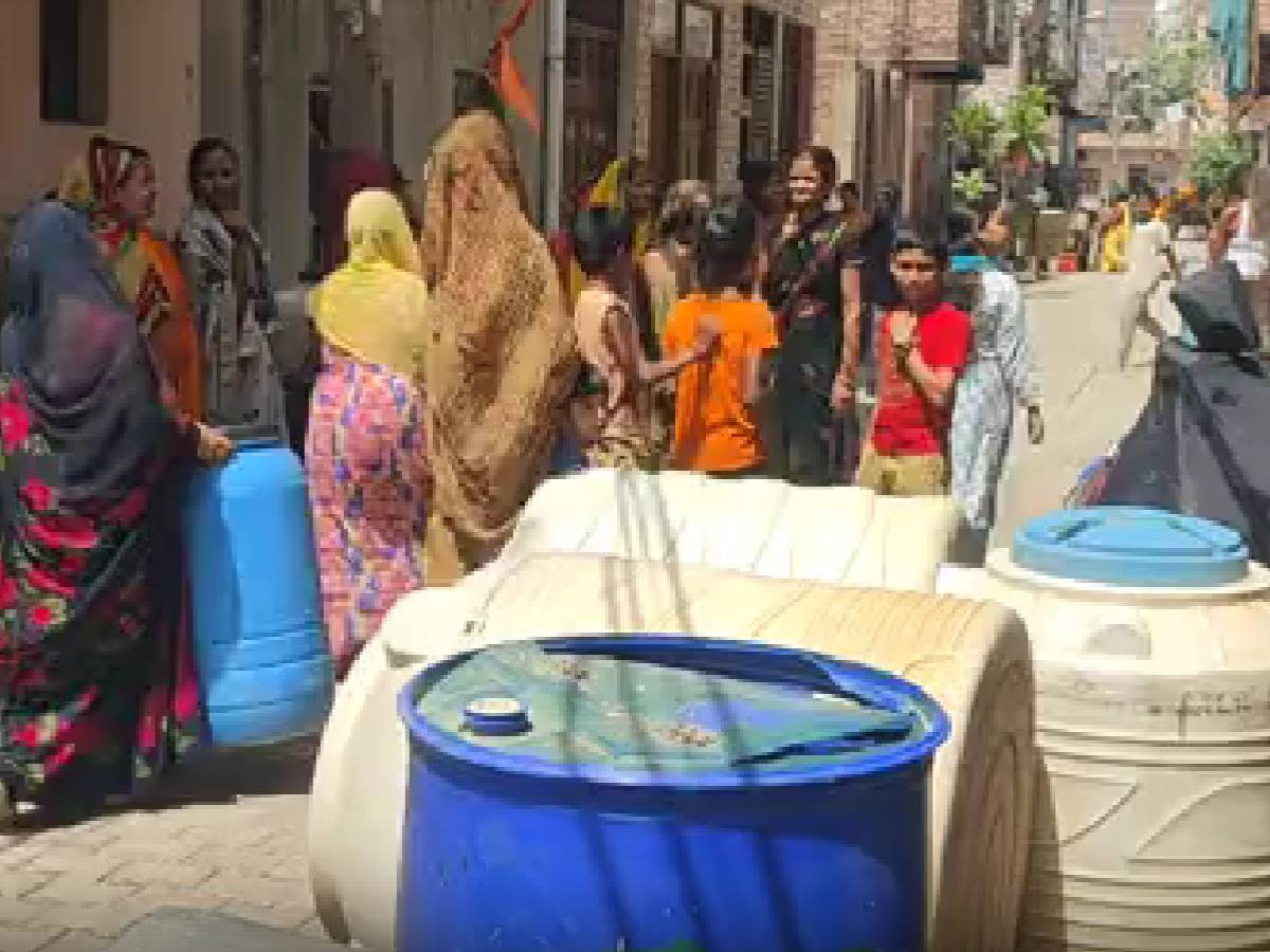 Delhi News: बुराड़ी में पानी की किल्लत से धधका गुस्सा, खाली बाल्टी-डिब्बे लेकर लोगों ने किया हंगामा 