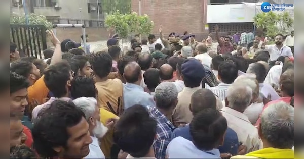 Chandigarh Long queues for voting in Dhanas clashes between voters and police | Chandigarh: ਧਨਾਸ ਵਿੱਚ ਵੋਟਾਂ ਪਾਉਣ ਲਈ ਲੱਗੀਆਂ ਲੰਬੀਆਂ ਕਤਾਰਾਂ, ਵੋਟਰਾਂ ਅਤੇ ਪੁਲੀਸ ਵਿਚਾਲੇ ਹੋਈ ਹੱਥੋਪਾਈ | Zee News Hindi