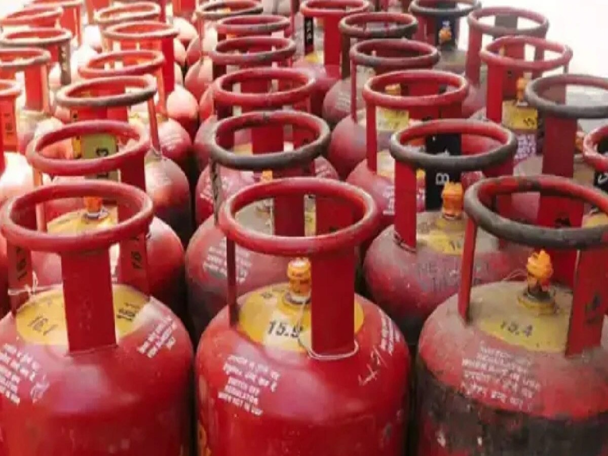 LPG cylinder price cut down: एलपीजी पर घटे दाम, 69 रुपये सस्ता हुआ सिलेंडर