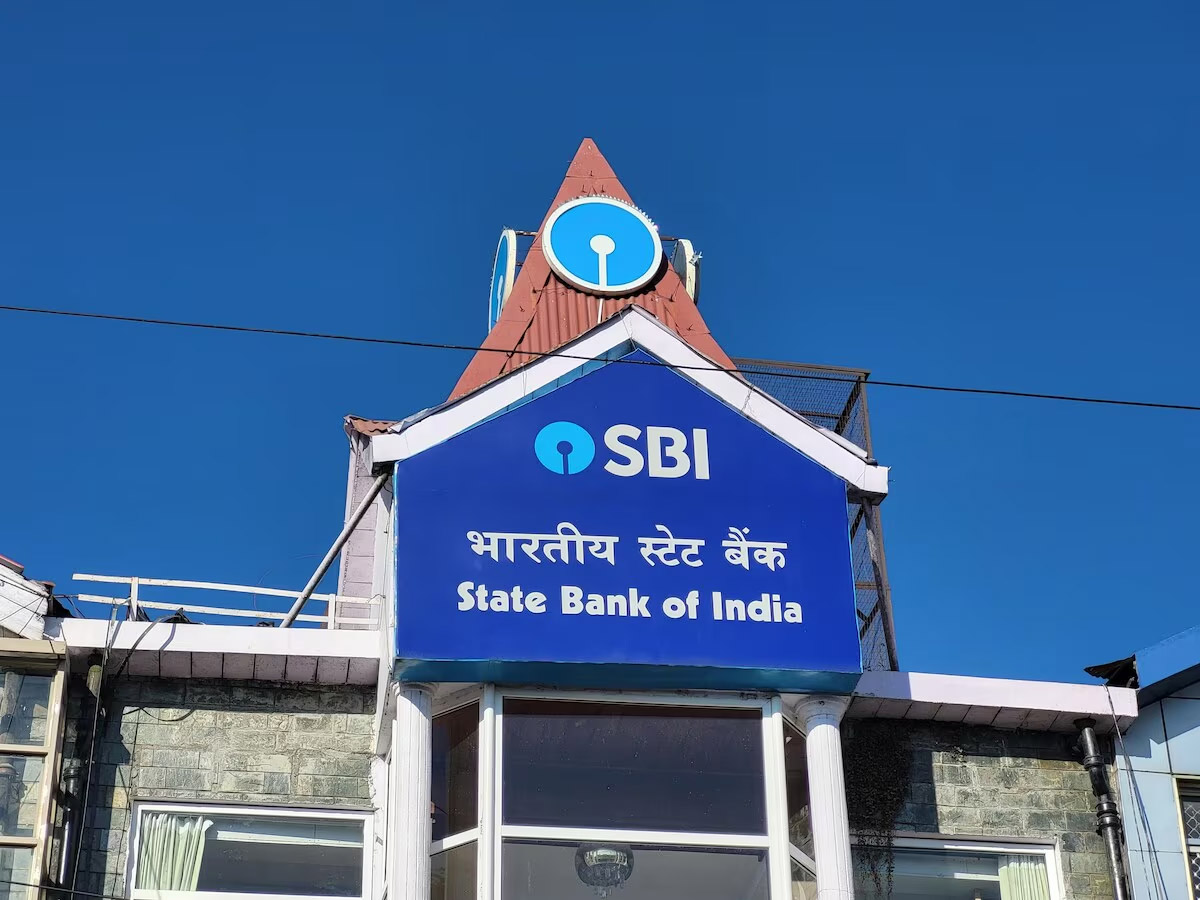 SBI ने कहा, तुरंत फोटो करें डिलीट; बैंक में कर्मचारी न होने पर की थी शिकायत; जानें मामला SBI ने कहा, तुरंत फोटो करें डिलीट; बैंक में कर्मचारी न होने पर की थी शिकायत; जानें मामला