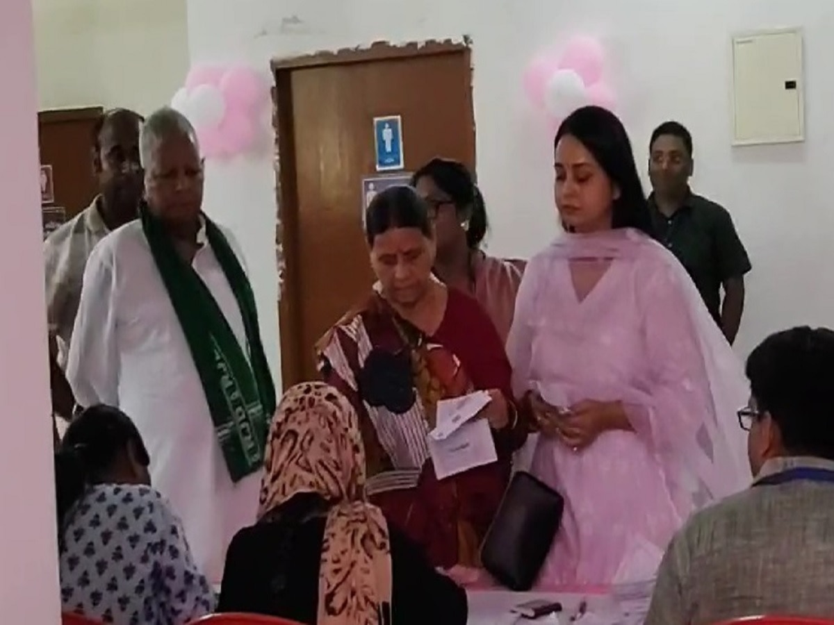 Bihar Lok Sabha Chunav 2024: बेटी रोहिणी के साथ लालू और राबड़ी ने डाला वोट, मतदान के लिए लोगों को किया जागरूक