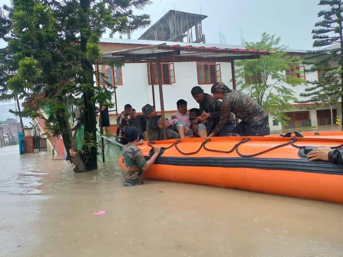 Assam Flood News: असम में कहर बर्पा रही बाढ़; 15 लोगों की मौत, 6 लाख लोग प्रभावित