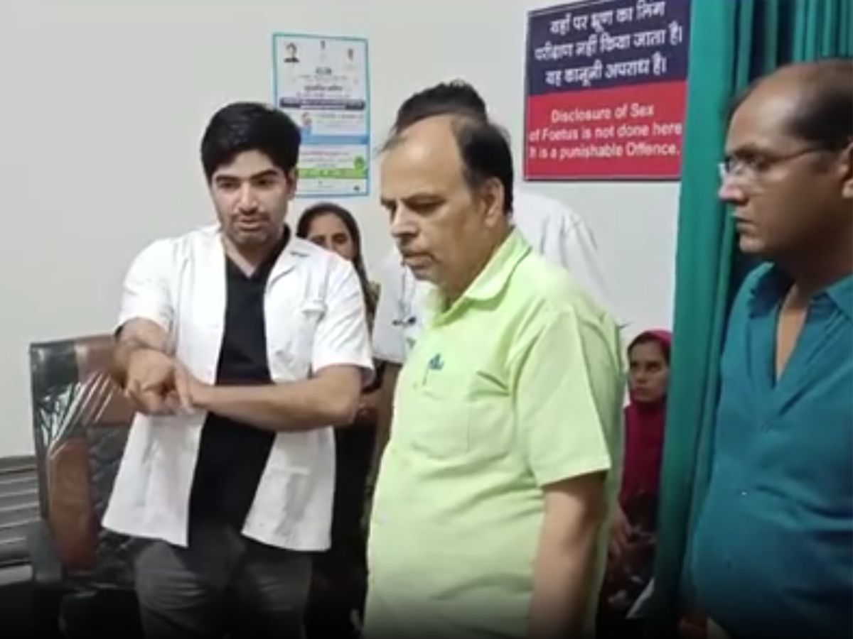 Bikaner News: मुख्य चिकित्सा अधिकारी डॉ. राजेश कुमार गुप्ता का खाजूवाला दौरा, चिकित्सा संस्थानों का किया औचक निरीक्षण Bikaner News: मुख्य चिकित्सा अधिकारी डॉ. राजेश कुमार गुप्ता का खाजूवाला दौरा, चिकित्सा संस्थानों का किया औचक निरीक्षण