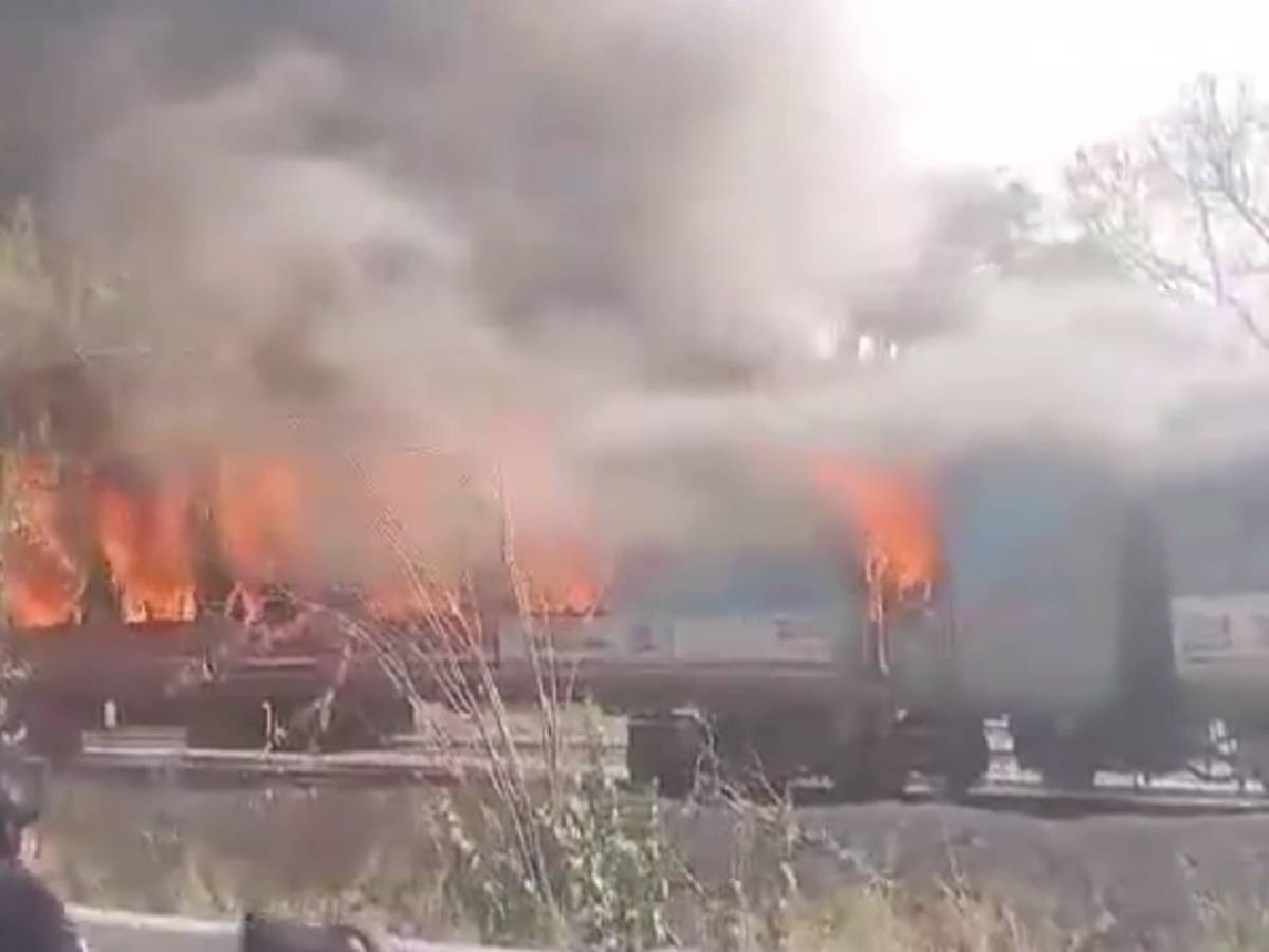 Delhi Train Fire: ताज एक्सप्रेस ट्रेन की बोगियों में लगी आग, सामने आया वीडियो