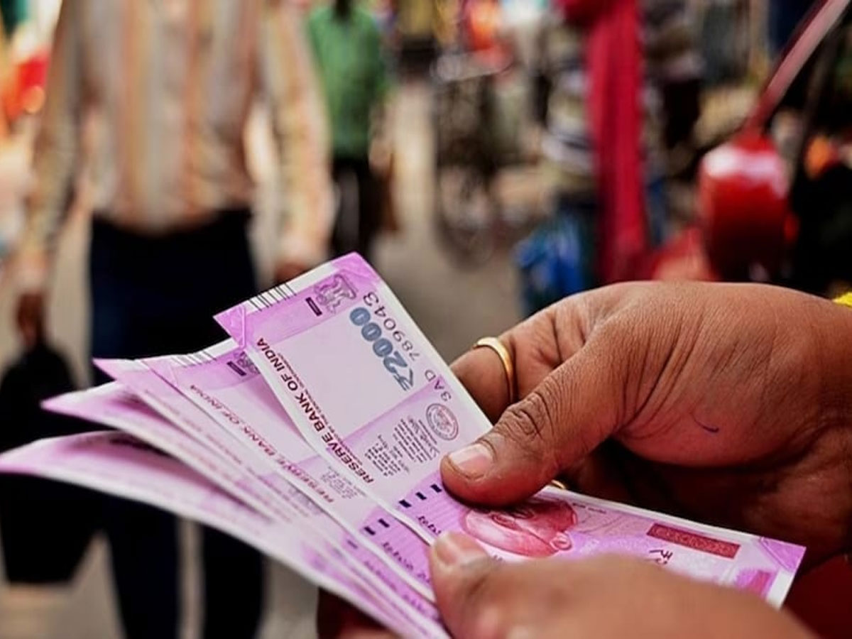 अब भी मार्किट में ₹2,000 के 7 हज़ार करोड़ रुपये; RBI से नोट बदलने का ये है सॉलिड तरीका अब भी मार्किट में ₹2,000 के 7 हज़ार करोड़ रुपये; RBI से नोट बदलने का ये है सॉलिड तरीका
