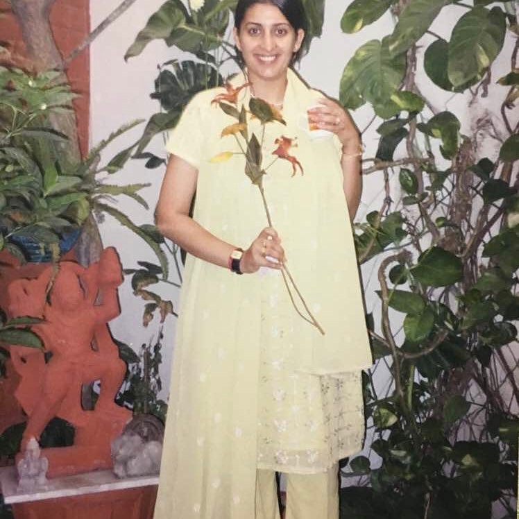 स्मृति ईरानी ने किया कभी वेटर का काम