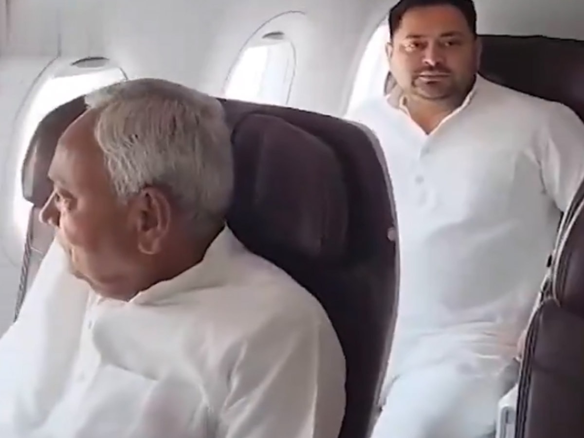 Nitish Kumar with Tejashwi Yadav: क्या होने वाला है खेला? एक ही फ्लाइट में है तेजस्वी और नीतीश कुमार