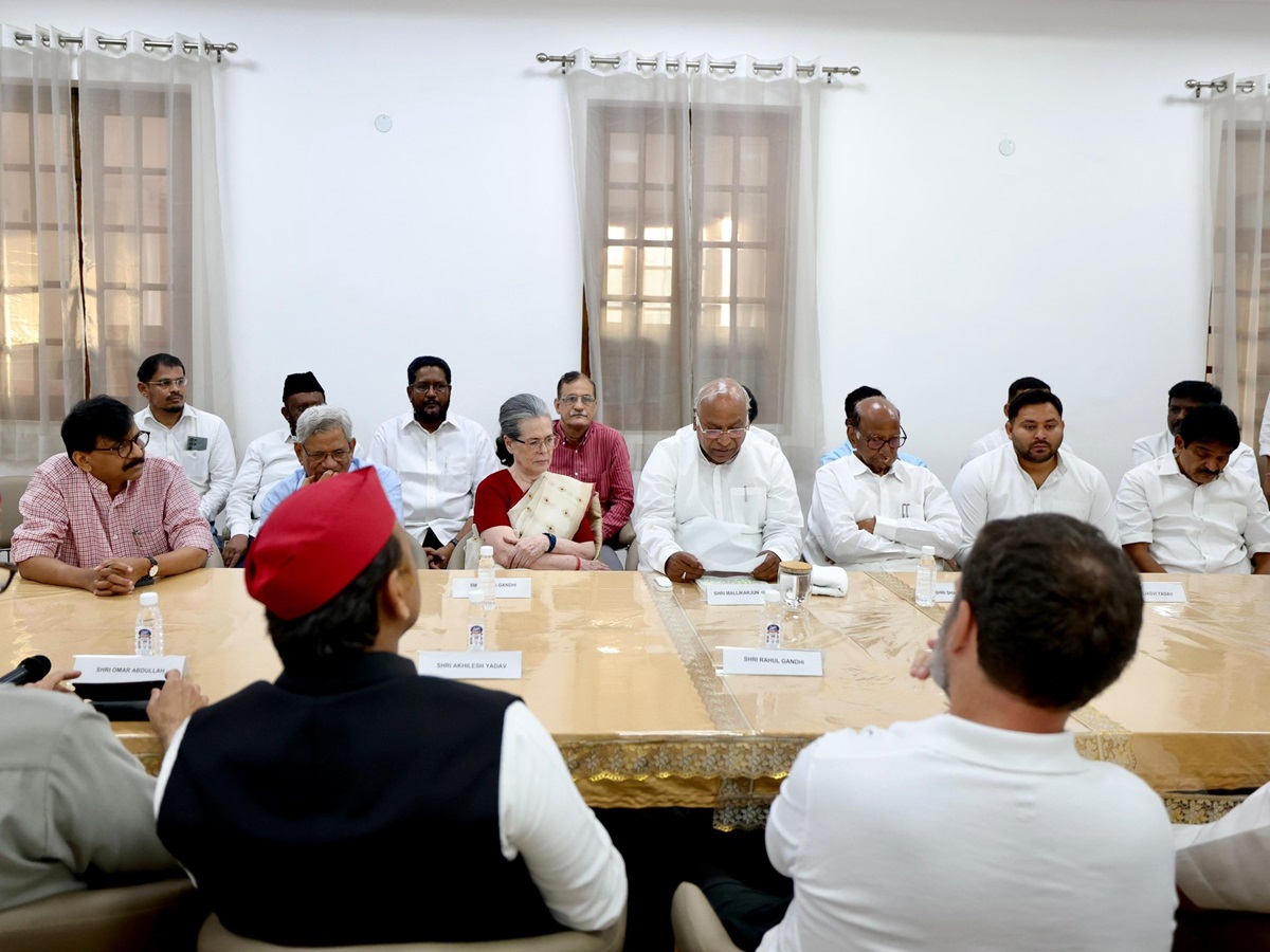 India Alliance Meeting: ସମ୍ବିଧାନରେ ବିଶ୍ୱାସ ରଖୁଥିବା ଦଳଗୁଡିକୁ ସ୍ୱାଗତ, INDIA ମେଣ୍ଟ ବୈଠକରୁ କାହାକୁ ବାର୍ତ୍ତା ଦେଲେ ଖଡ୍ଗେ? India Alliance Meeting: ସମ୍ବିଧାନରେ ବିଶ୍ୱାସ ରଖୁଥିବା ଦଳଗୁଡିକୁ ସ୍ୱାଗତ, INDIA ମେଣ୍ଟ ବୈଠକରୁ କାହାକୁ ବାର୍ତ୍ତା ଦେଲେ ଖଡ୍ଗେ?
