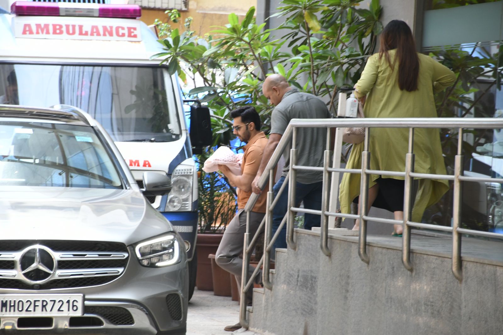 वरुण की लाडली बिटिया की पहली झलक