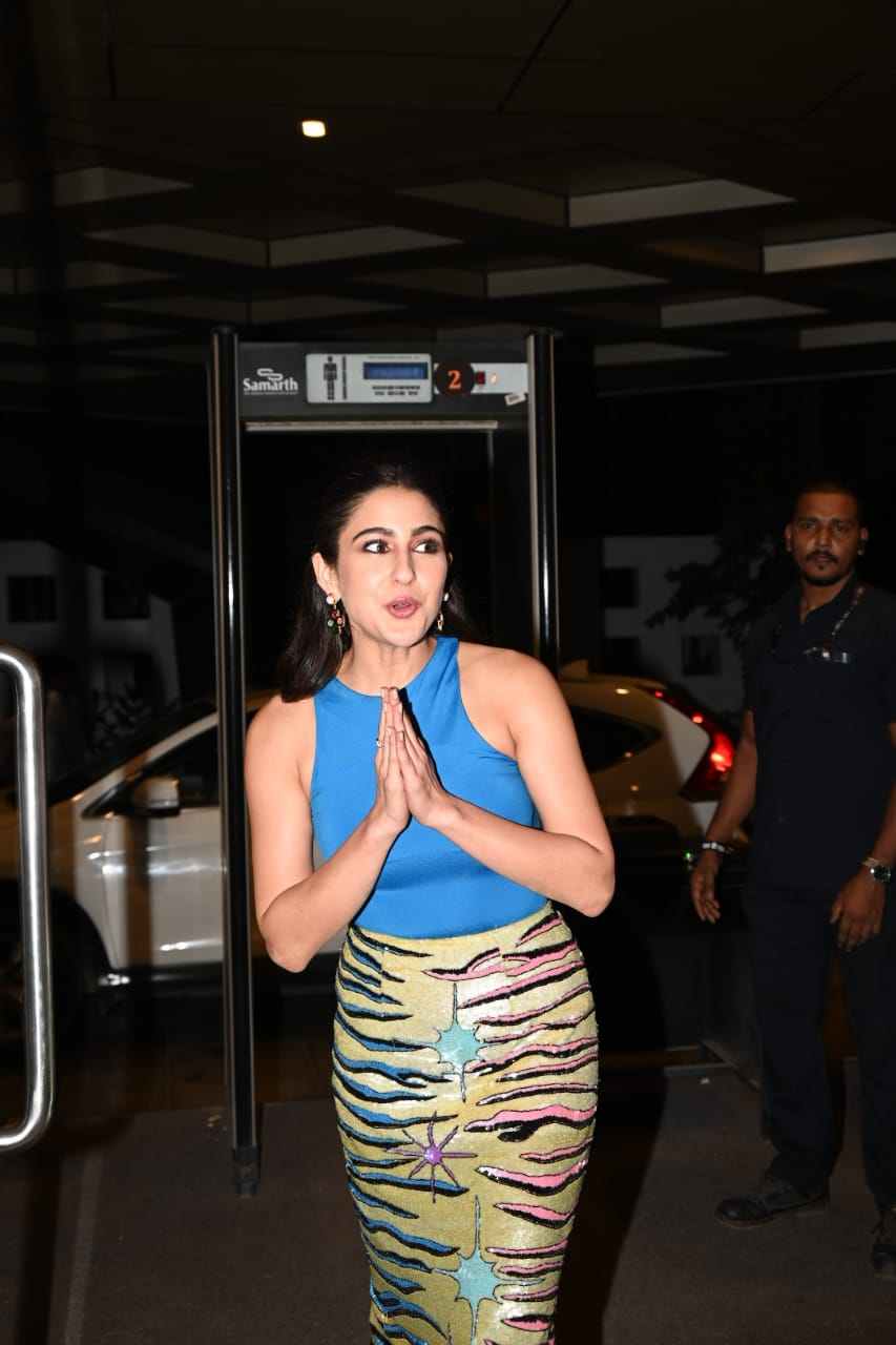 टाइगर प्रिंट स्कर्ट में चमकीं