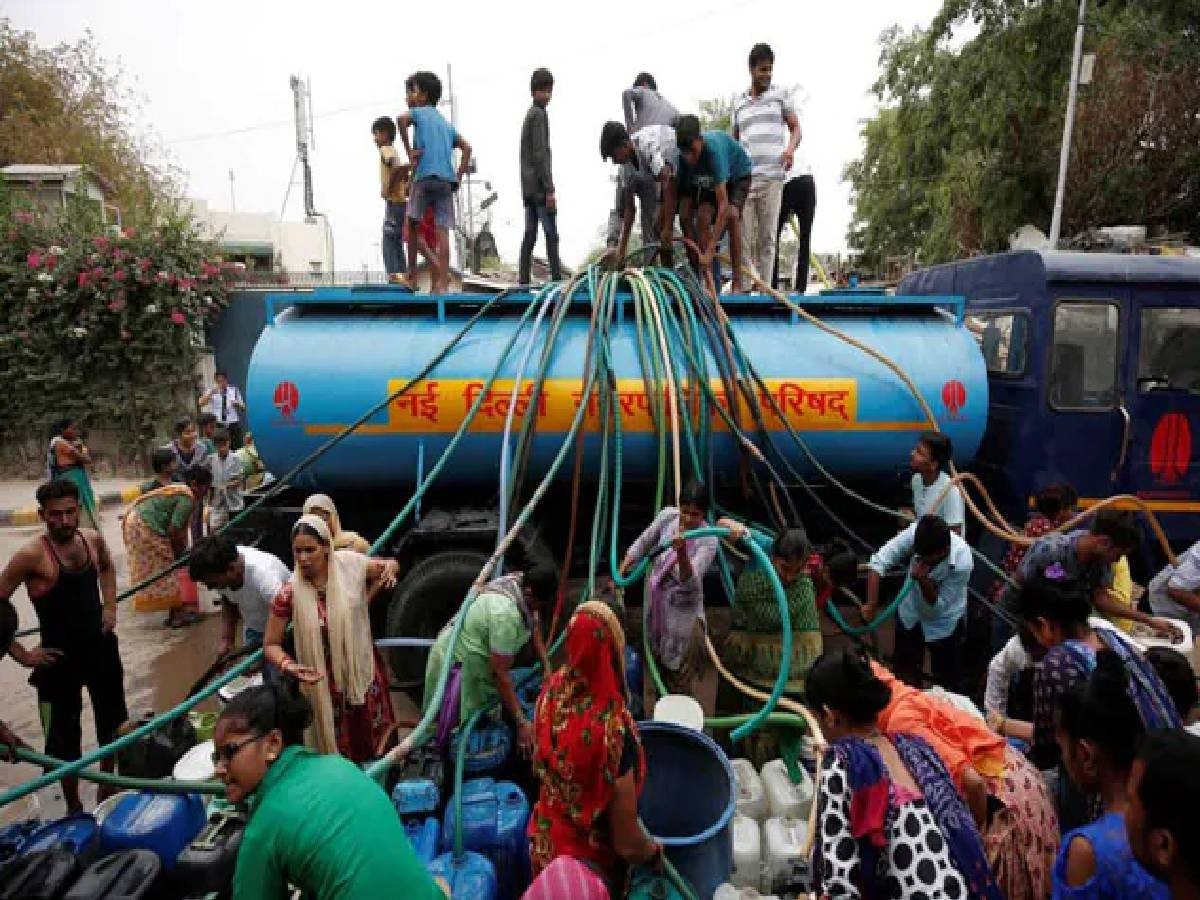 Delhi Water Crisis: दिल्ली में पानी के लिए हाहाकार, पलायन  करने को मजबूर हो रहे लोग