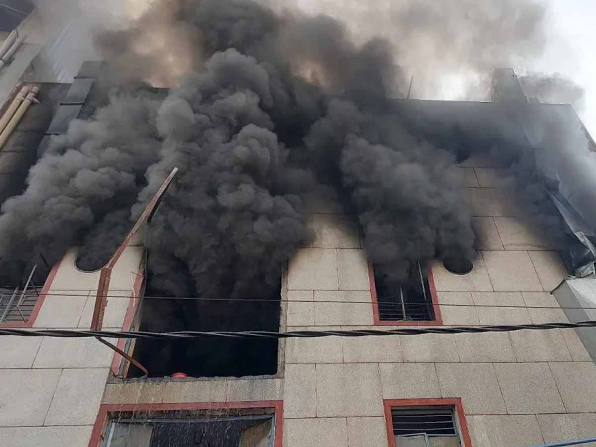दिल्ली के नरेला में फैक्ट्री में लगी आग; तीन लोगों की मौत, छह घायल दिल्ली के नरेला में फैक्ट्री में लगी आग; तीन लोगों की मौत, छह घायल