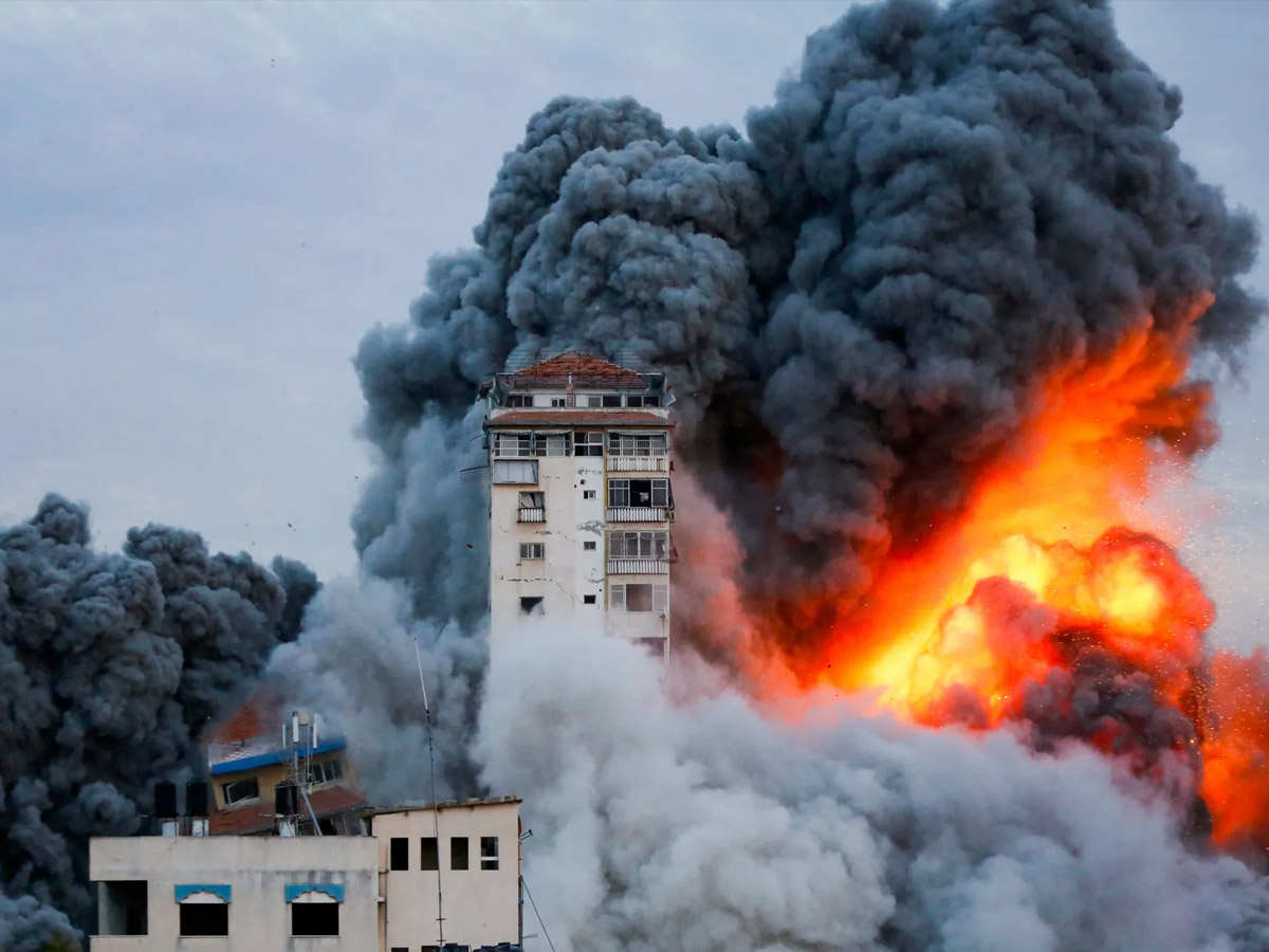 Israel Attacked School: इजराइल ने फिर किया गाजा के स्कूल पर हमला; 33 की हो चुकी है मौत Israel Attacked School: इजराइल ने फिर किया गाजा के स्कूल पर हमला; 33 की हो चुकी है मौत