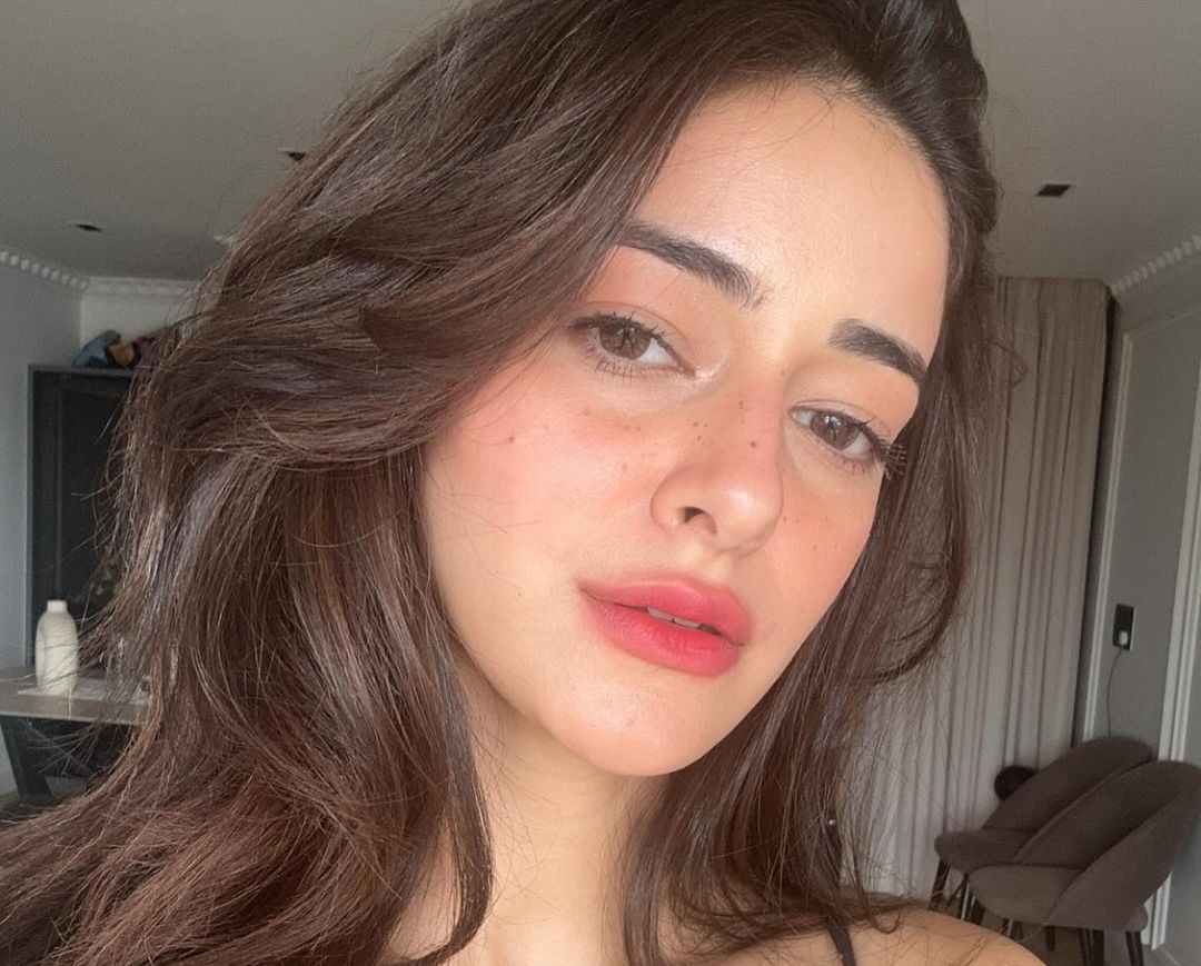 Ananya Panday look super gorgeous in new photos actress flaunts fresh hair cut amid breakup rumors | आंखों में चमक, चेहरे पर लटकी जुल्फें...ब्रेकअप की खबरों के बीच Ananya Panday का बदला