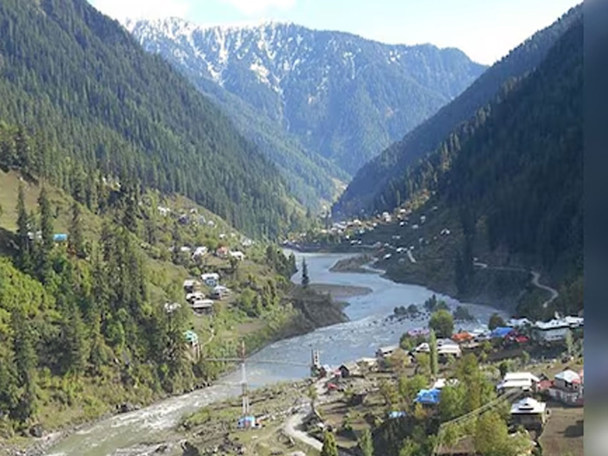 PoK Road Accident: PoK में मुसाफिरों से भरी बस नीलम नदी में गिरी, 16 लोगों की मौत PoK Road Accident: PoK में मुसाफिरों से भरी बस नीलम नदी में गिरी, 16 लोगों की मौत