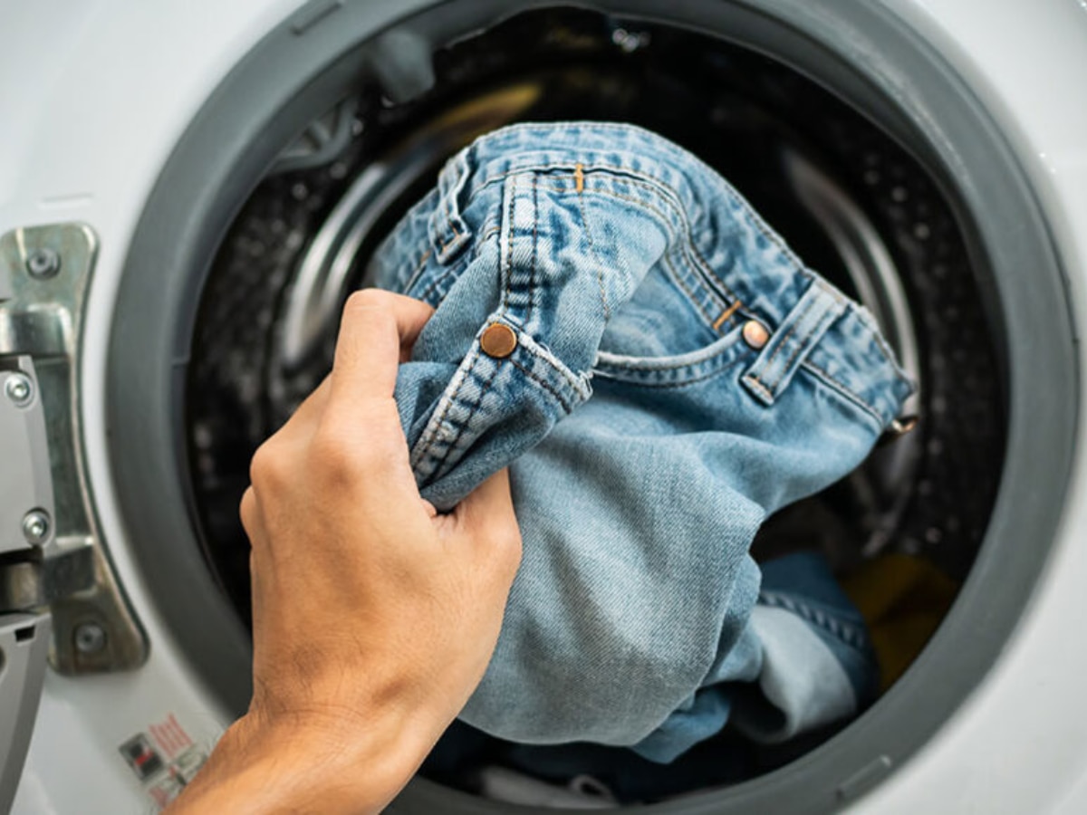 हर हफ्ते जींस को धोने की जरूरत नहीं, नोट करें बिना वॉश Jeans को साफ रखने के उपाय
