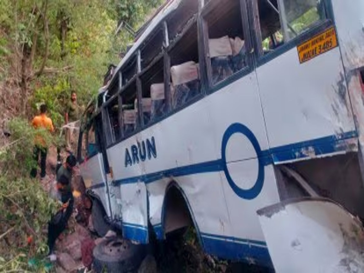 Reasi Attack: चश्मदीदों ने बस पर हमले वाले दिन क्या हुआ? लोगों ने ऐसे बताई जान Reasi Attack: चश्मदीदों ने बस पर हमले वाले दिन क्या हुआ? लोगों ने ऐसे बताई जान