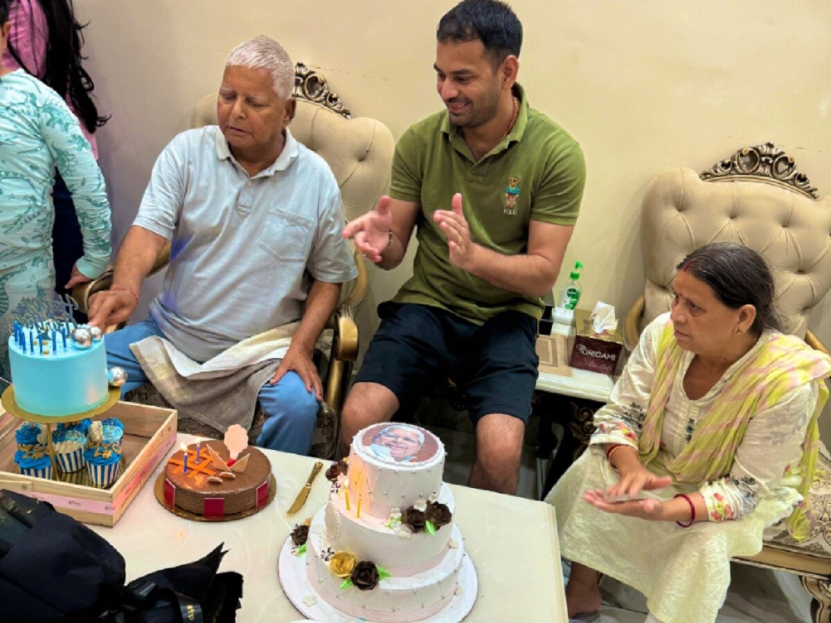 Lalu Yadav Birthday: 77 साल के हुए लालू यादव, परिवार के साथ मिलकर काटा केक