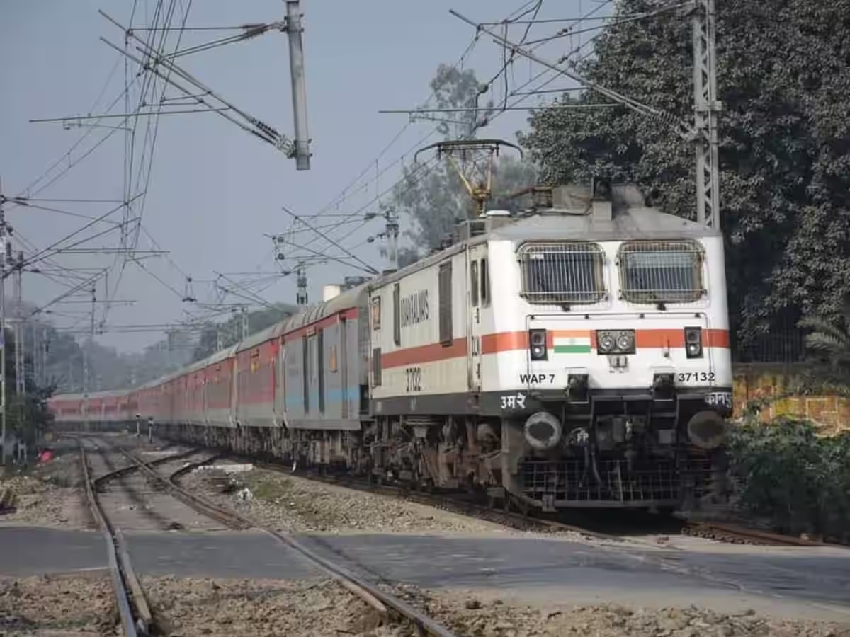 यात्रीगण कृपया ध्यान दें! दरभंगा से दिल्ली जाने वाली इन ट्रेनों के रूट में हुआ बदलाव, देखें एक नजर