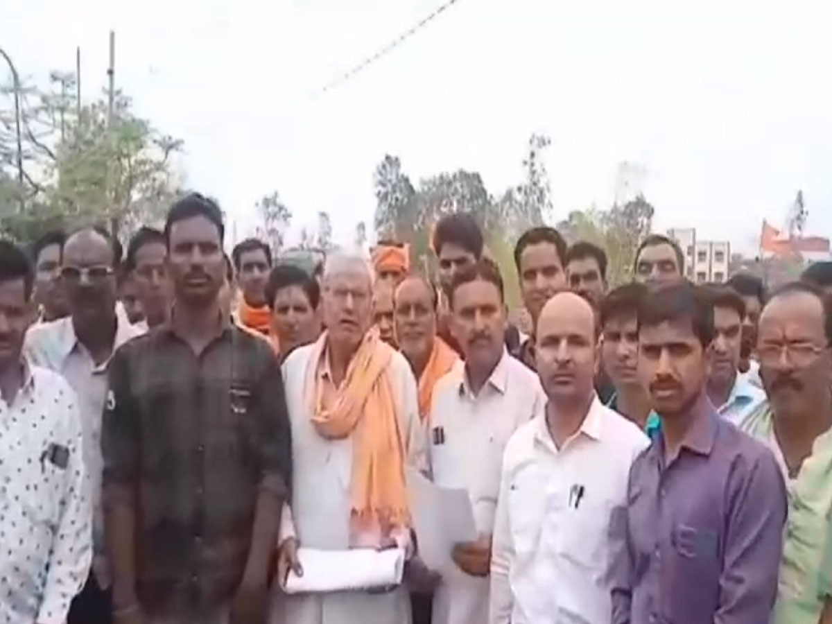 Pratapgarh: पुजारी के साथ मारपीट और अभद्रता का मामला, मिनी सचिवालय पर नारेबाजी करते हुए किया गया प्रदर्शन