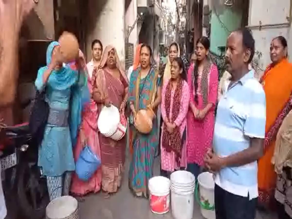 Delhi Water Crisis: दिल्ली में पानी की जबरदस्त किल्लत, महिलाओं ने मटका फोड़कर किया प्रदर्शन