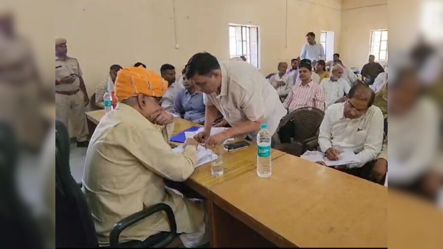 Sikar News: UDH मंत्री झाबर सिंह खर्रा ने पंचायत समिति में की जनसुनवाई,जलदाय विभाग के एक्सईएन को लगाई फटकार