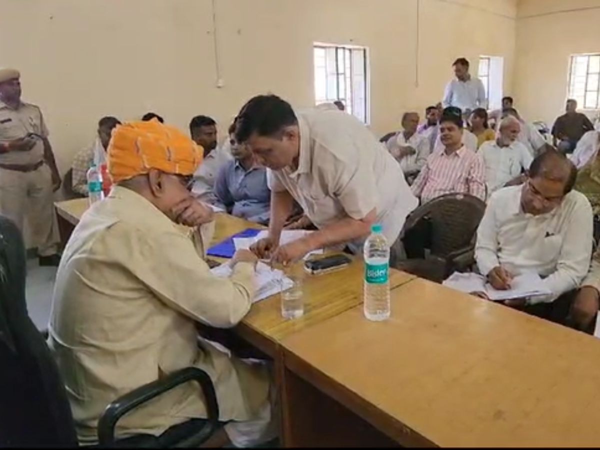 Sikar News: UDH मंत्री झाबर सिंह खर्रा ने पंचायत समिति में की जनसुनवाई,जलदाय विभाग के एक्सईएन को लगाई फटकार Sikar News: UDH मंत्री झाबर सिंह खर्रा ने पंचायत समिति में की जनसुनवाई,जलदाय विभाग के एक्सईएन को लगाई फटकार