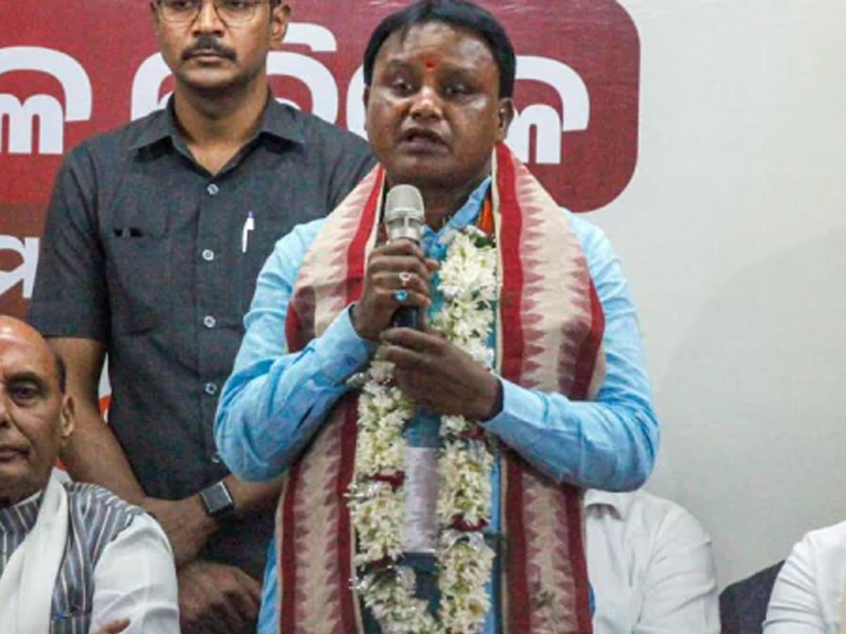 Odisha News: 24 साल बाद मिला ओडिशा को नया सीएम, मोहन चरण माझी ने ली शपथ Odisha News: 24 साल बाद मिला ओडिशा को नया सीएम, मोहन चरण माझी ने ली शपथ