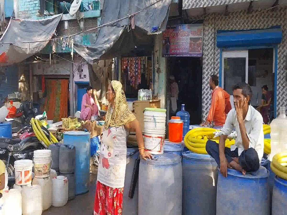 Delhi Water crisis: दिल्ली में कामकाज छोड़ टैंकर की लाइन में लगे लोग, कहा- हमारा दुख कोई नहीं समझता