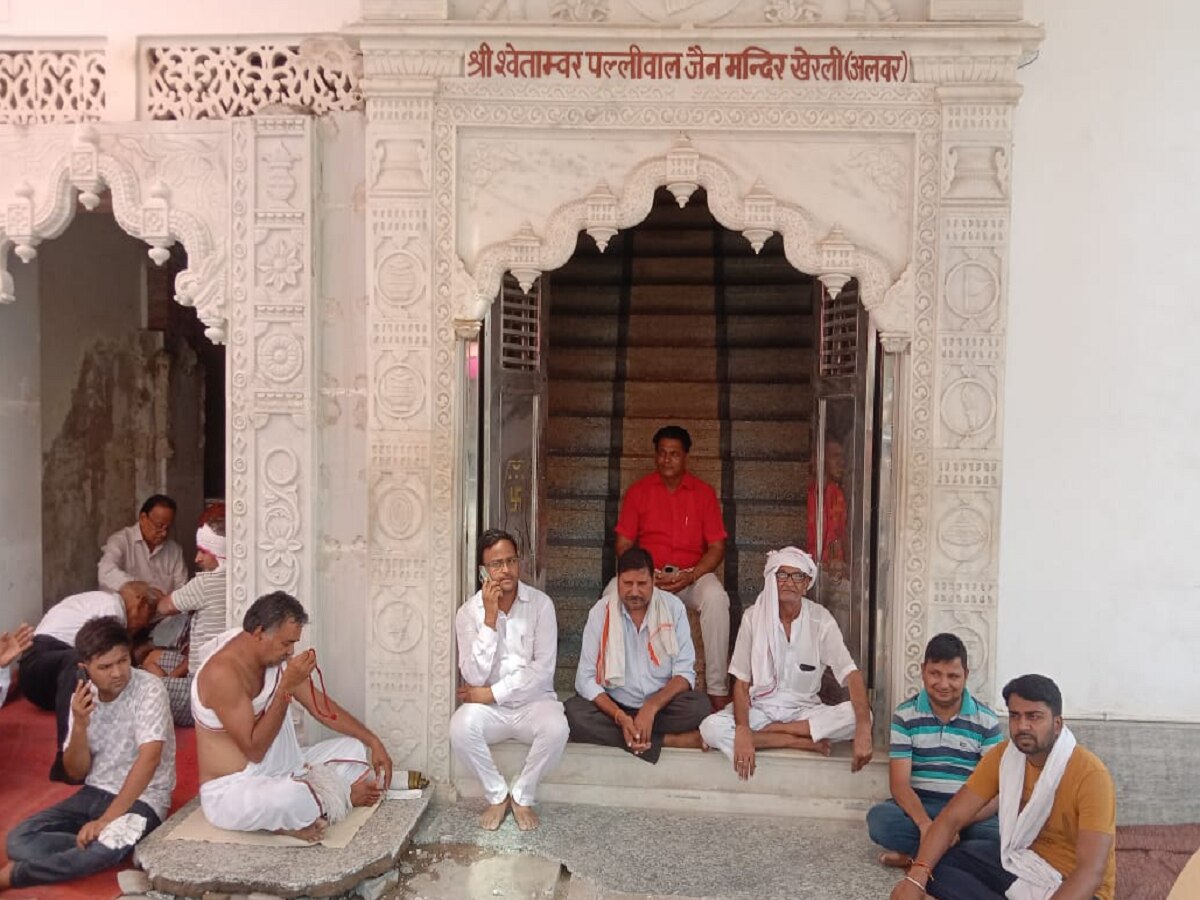 Alwar News: खेड़ली नगर पालिका प्रशासन की तानाशाही! अतिक्रमण बताकर तोड़ी जैन मंदिर की सीढ़ियां