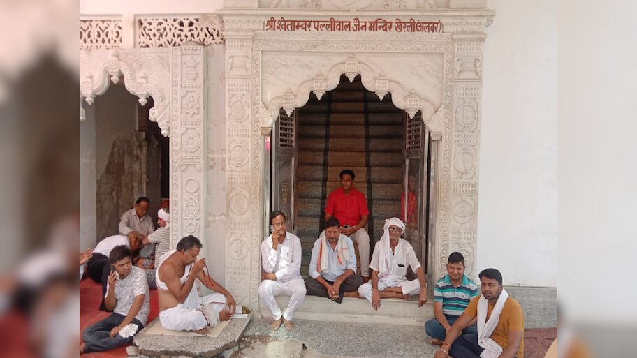 Alwar News: खेड़ली नगर पालिका प्रशासन की तानाशाही! अतिक्रमण बताकर तोड़ी जैन मंदिर की सीढ़ियां