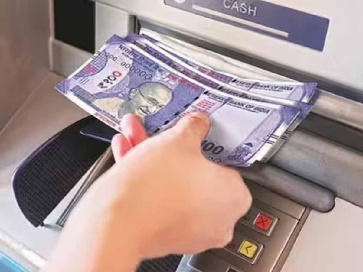 ATM से कैश न‍िकालना हो जाएगा महंगा! जान‍िए क‍ितना चार्ज बढ़ाने वाली हैं कंपन‍ियां