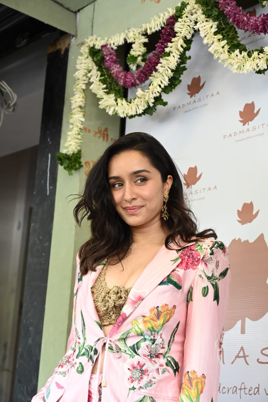 पिंक फ्लोरल ड्रेस में श्रद्धा