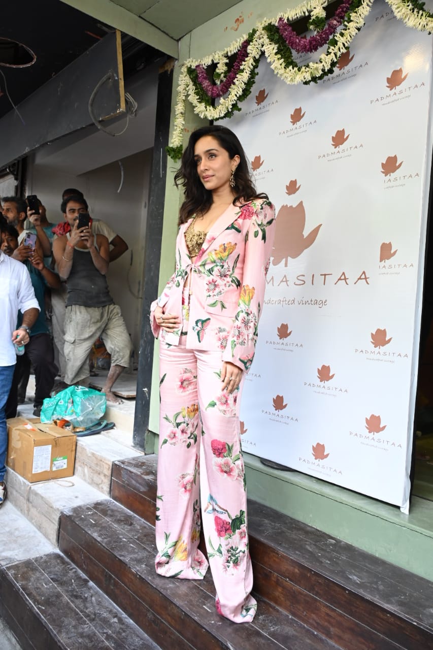 अक्सर शेयर करती हैं फोटोज