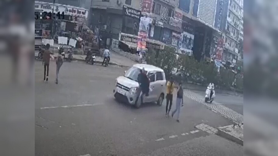Pimpri-Chinchwad Accident: तेज रफ्तार कार ने महिला को मारी टक्कर, पुलिस अधिकारी का बेटा है आरोपी