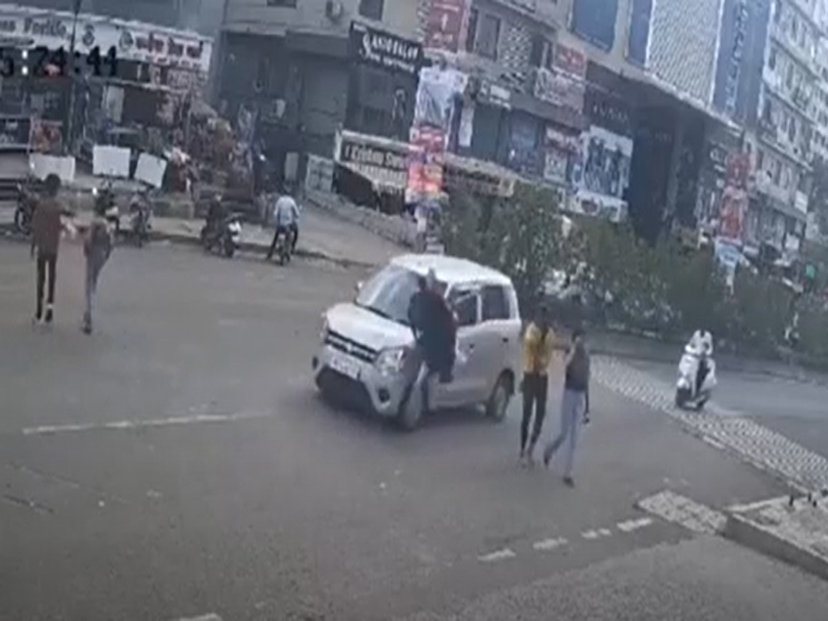 Pimpri-Chinchwad Accident: तेज रफ्तार कार ने महिला को मारी टक्कर, पुलिस अधिकारी का बेटा है आरोपी Pimpri-Chinchwad Accident: तेज रफ्तार कार ने महिला को मारी टक्कर, पुलिस अधिकारी का बेटा है आरोपी