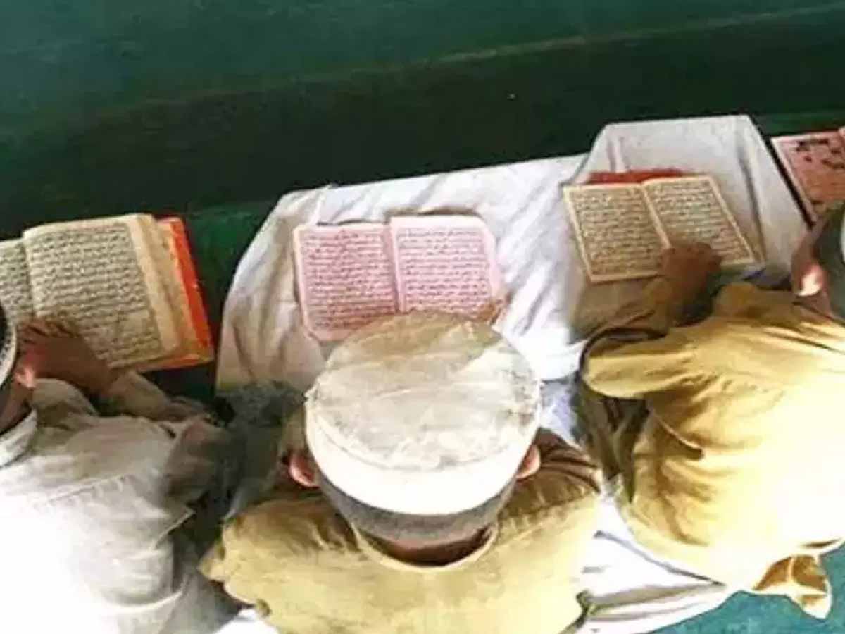मदरसों में पढ़ने वाले हिंदू बच्चों को NCPCR ने दी हिदायत; बताया कैसी होती है पढ़ाई मदरसों में पढ़ने वाले हिंदू बच्चों को NCPCR ने दी हिदायत; बताया कैसी होती है पढ़ाई