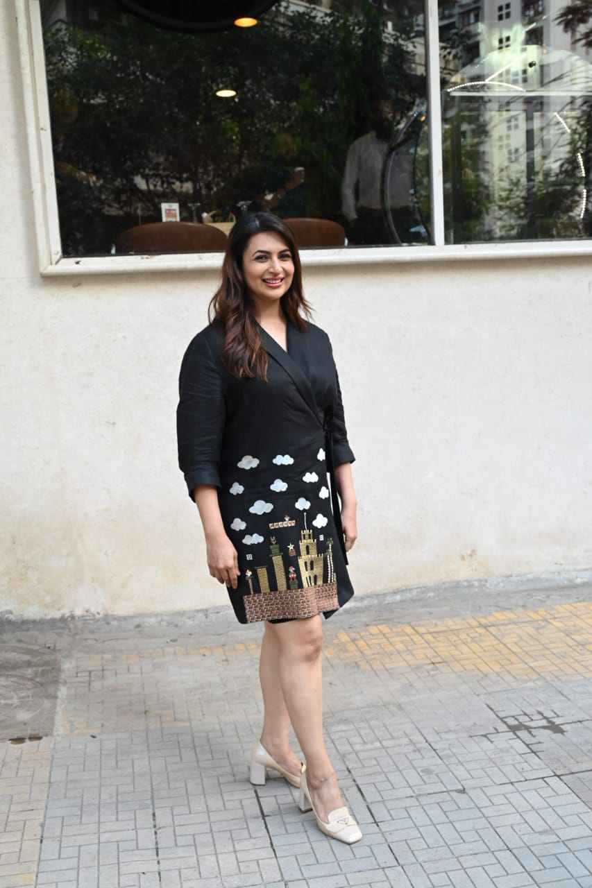 Divyanaka Tripathi : ब्लैक कलर की स्टाइलिश ड्रेस में दिव्यांका त्रिपाठी की ग्लैमरस अंदाज पर फैंस की टिक गई नजरें 3 स्माइल से किया इंप्रेस