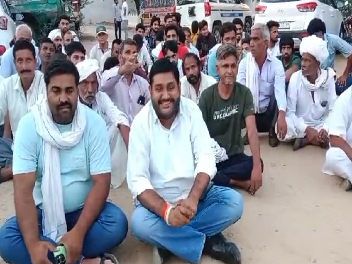 रामनिवास बाग मंदिर में 2 पक्षों में विवाद का मामला,अब दूसरे पक्ष के लोग भी पुलिस थाने में बैठे धरने पर बैठे रामनिवास बाग मंदिर में 2 पक्षों में विवाद का मामला,अब दूसरे पक्ष के लोग भी पुलिस थाने में बैठे धरने पर बैठे