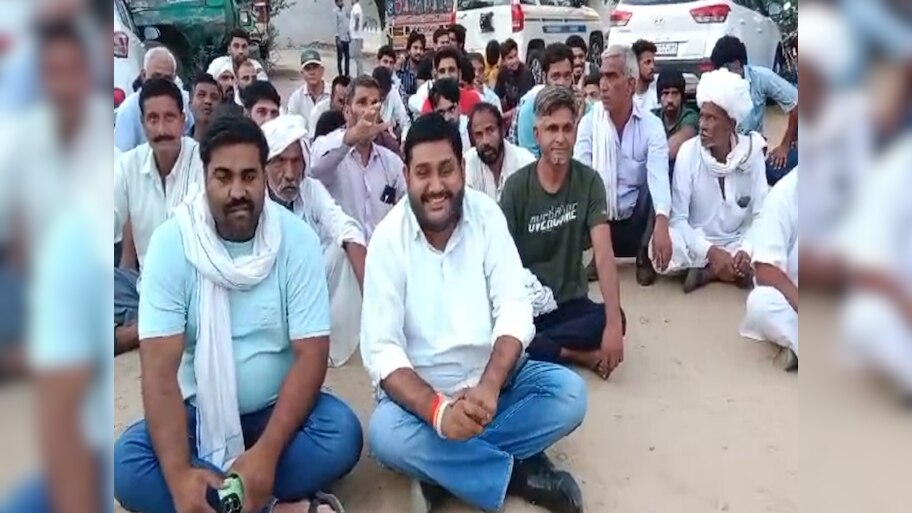 रामनिवास बाग मंदिर में 2 पक्षों में विवाद का मामला,अब दूसरे पक्ष के लोग भी पुलिस थाने में बैठे धरने पर बैठे