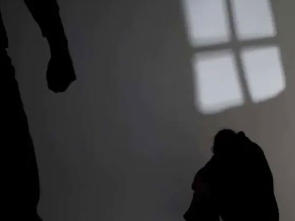 Churu Crime News: पिता ने नाबालिग बेटी से साथ किया दुष्कर्म,भाई को जान से मारने की दी धमकी Churu Crime News: पिता ने नाबालिग बेटी से साथ किया दुष्कर्म,भाई को जान से मारने की दी धमकी